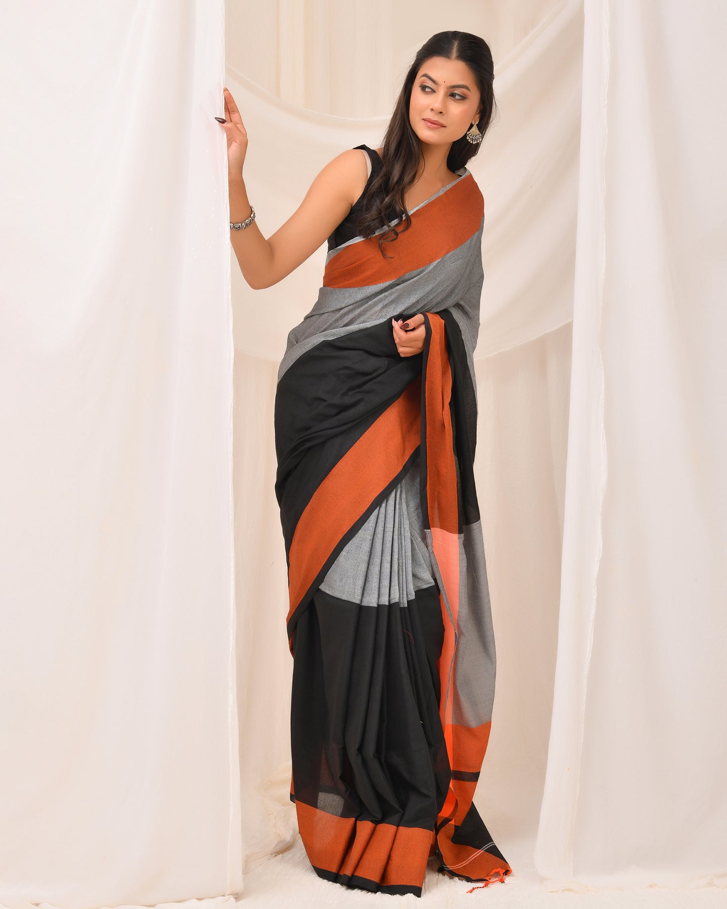 Dhrubo Handloom Cotton Saree in Dual Tone Black & Steel Gray | Everyday Classics