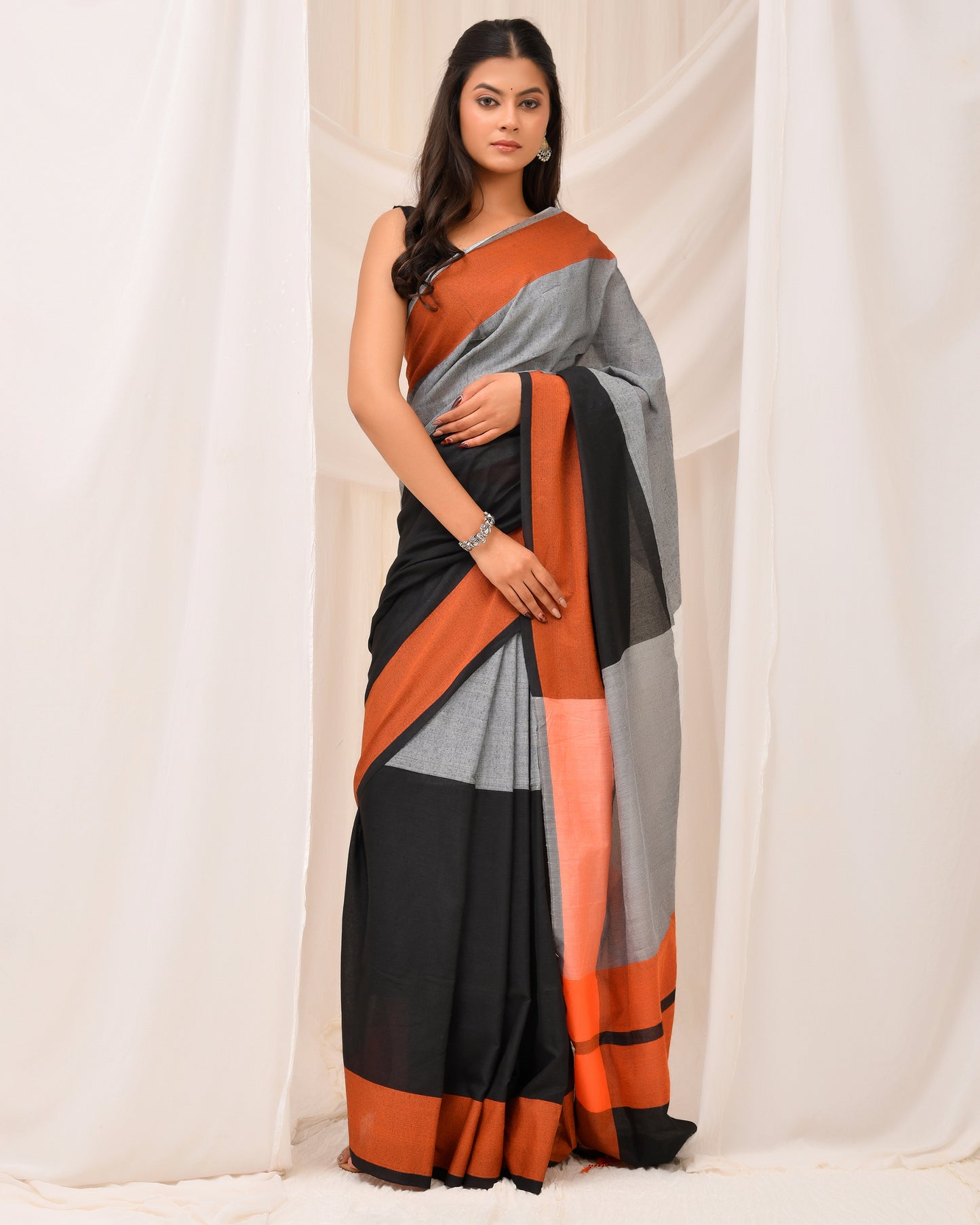 Dhrubo Handloom Cotton Saree in Dual Tone Black & Steel Gray | Everyday Classics