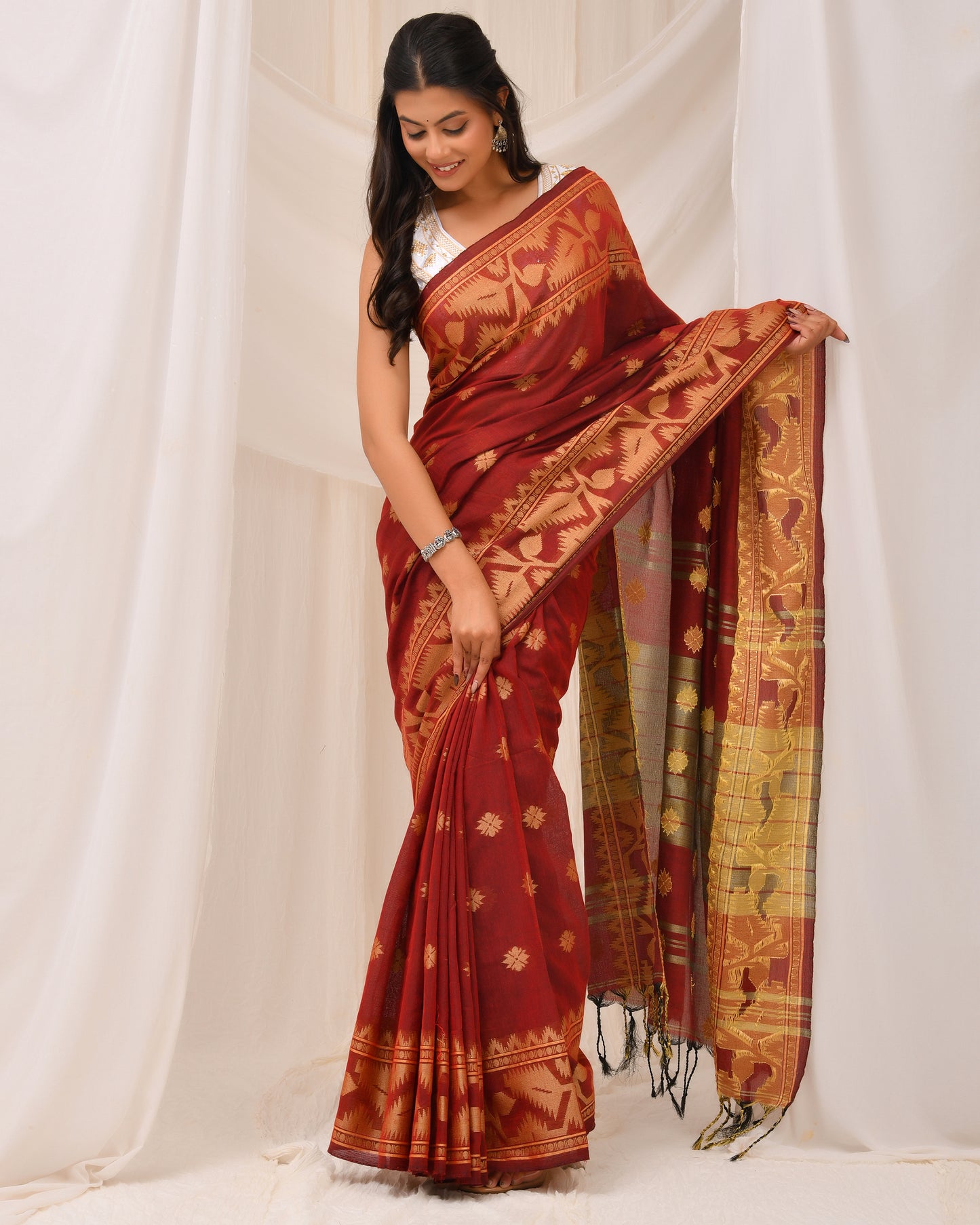 Red Lotus Jamdani Handloom Saree with Deep Zari Art