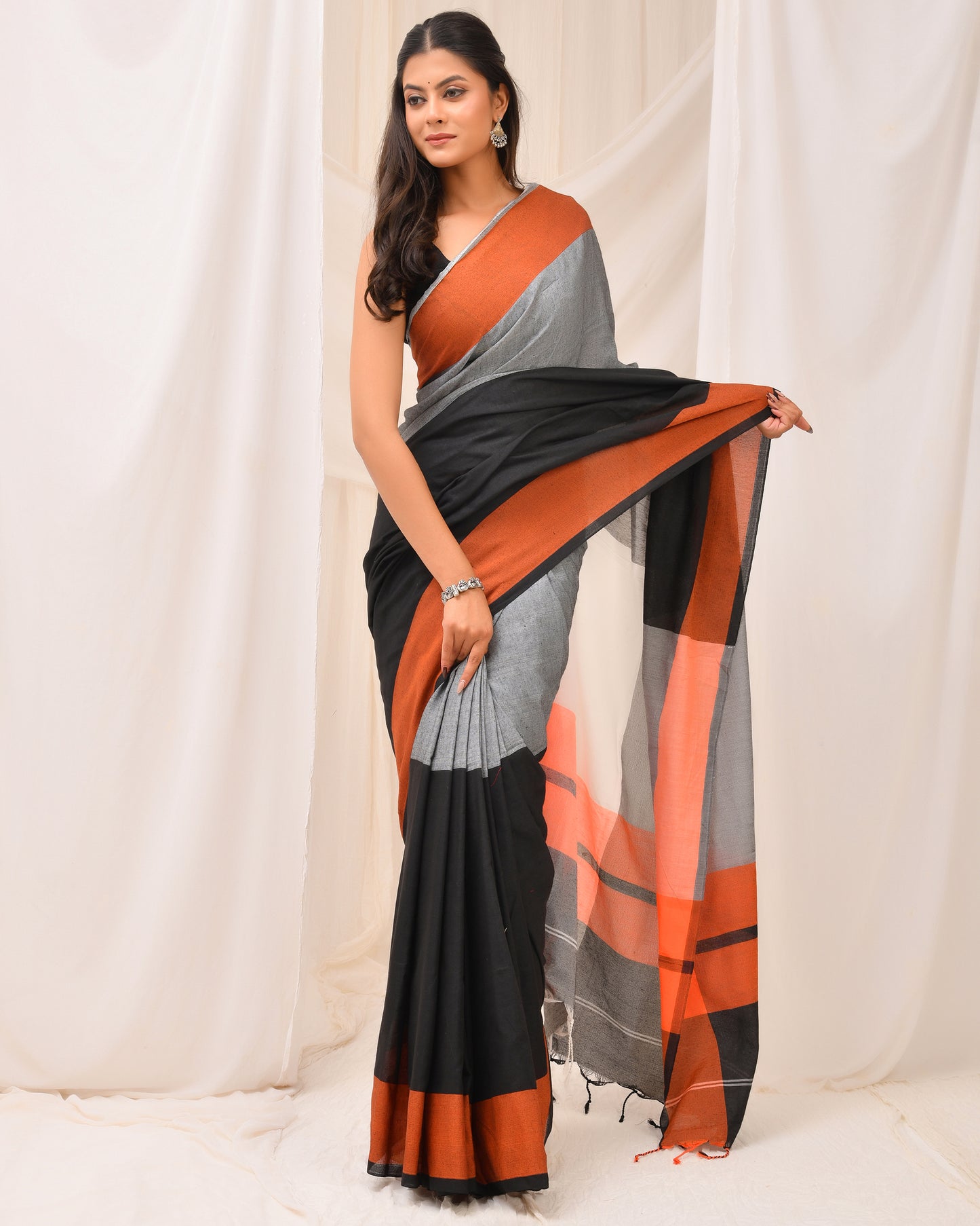 Dhrubo Handloom Cotton Saree in Dual Tone Black & Steel Gray | Everyday Classics